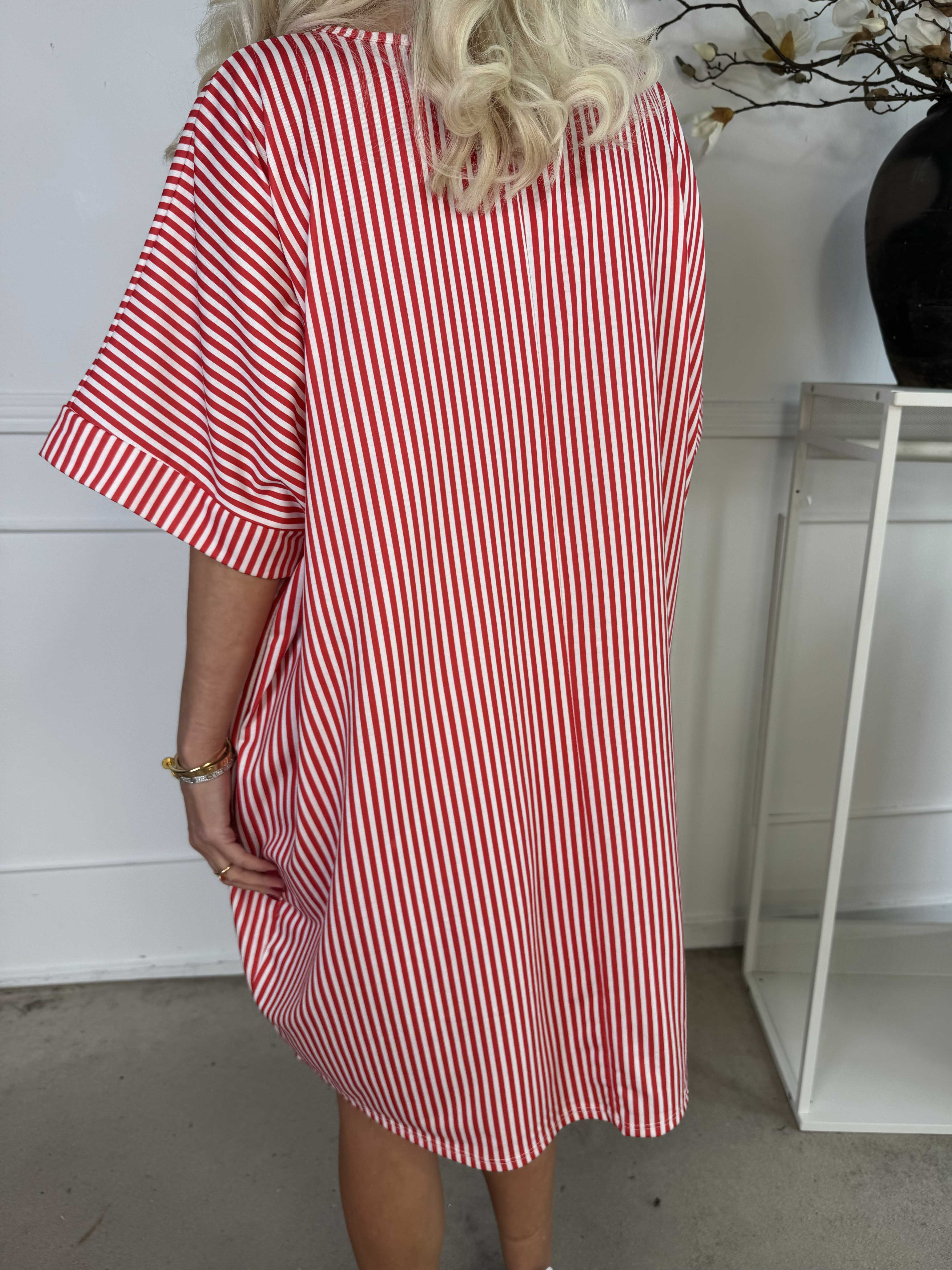 Mintu Stripe Dress - Mjuk randig klänning i bomull med similisten